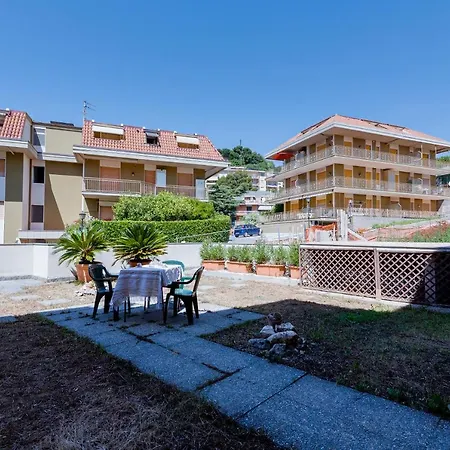 Con Giardino E Garage A Due Passi Dal Mare